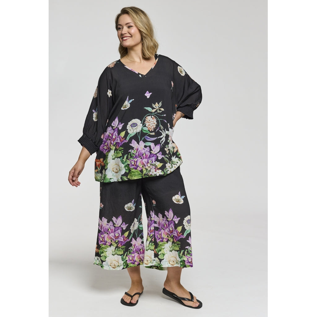 Gozzip Woman GLila Oversize Blouse Oversize Blouse Black with flower