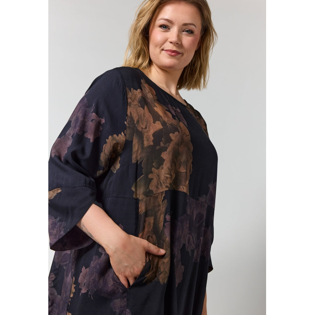 Gozzip Woman GLuma Dress Dress Black with big flowers